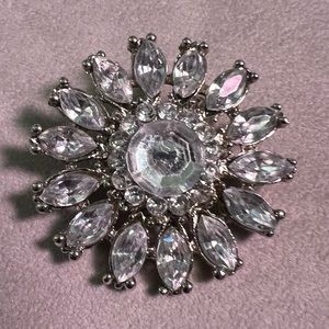 What a beautiful spray of sunshine w/ crystal like stones in a flower formation